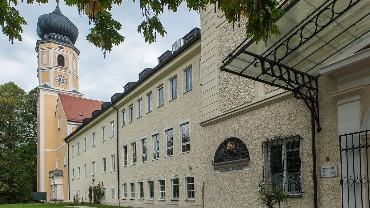 Kloster Bernried mit Kirchturm