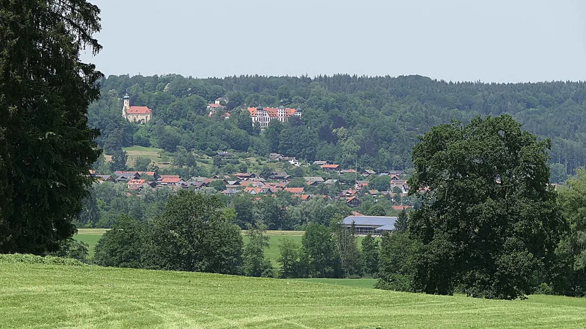 Blick über die Felder auf Eurasburg
