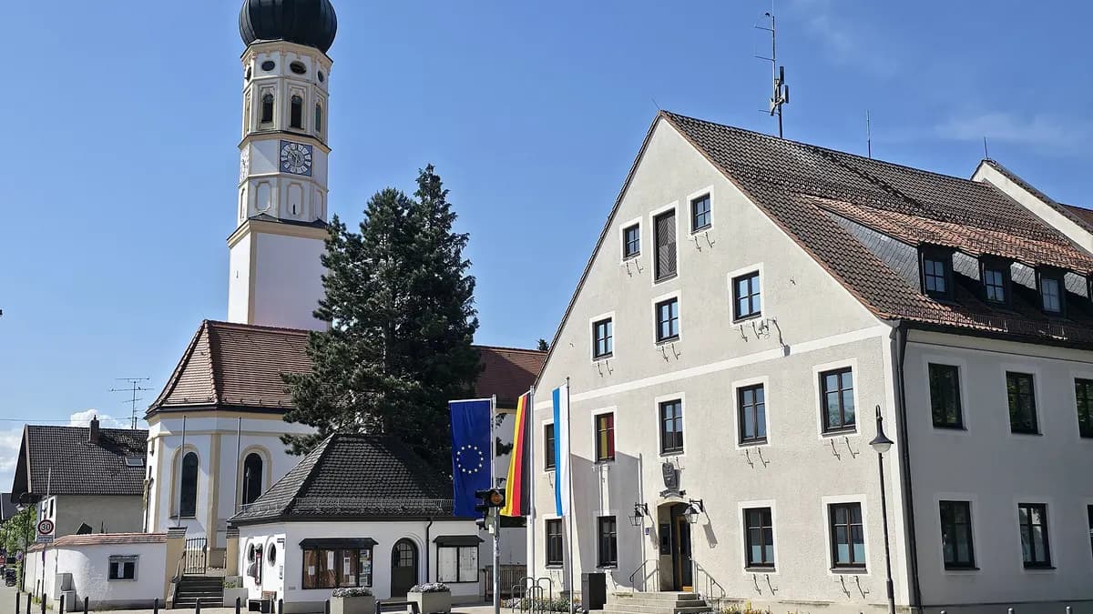 Rathaus und Pfarrkirche St. Stephanus in Hohenbrunn