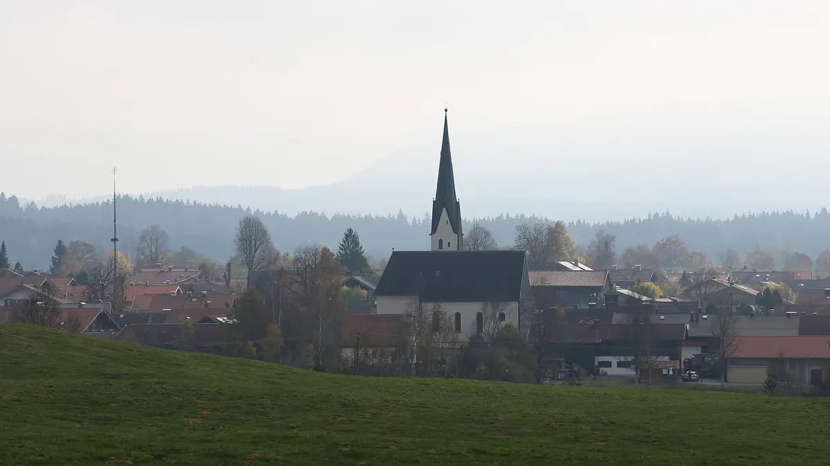 Blick auf Sachsenkam mit Pfarrkirche