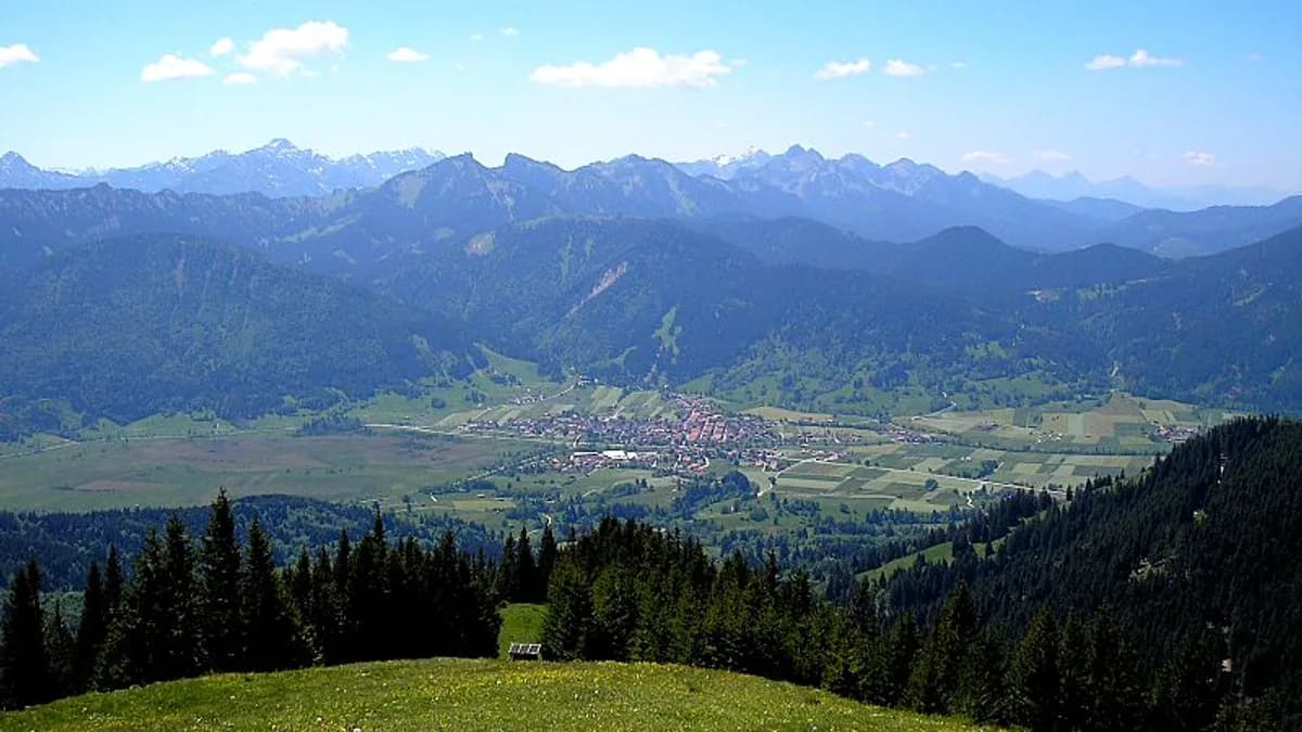 Uferansicht in Unterammergau