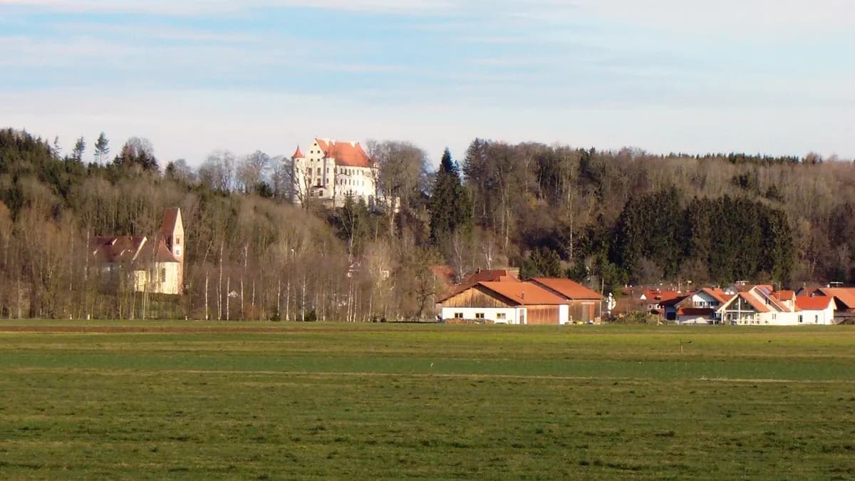 Blick auf Unterdießen mit Schloss und Kirche St. Nikolaus